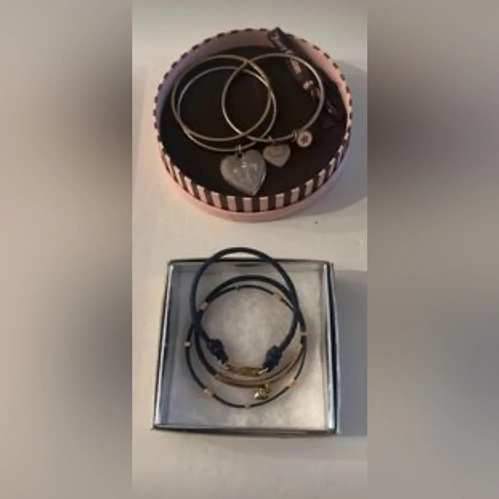 Juicy Couture Jewelry (5 pieces of Jewelry) - Picture 4 of 4